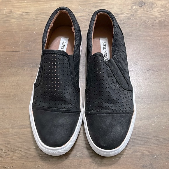 Shoes - Women’s Steve Madden Addie slip ons. Black. Size 9